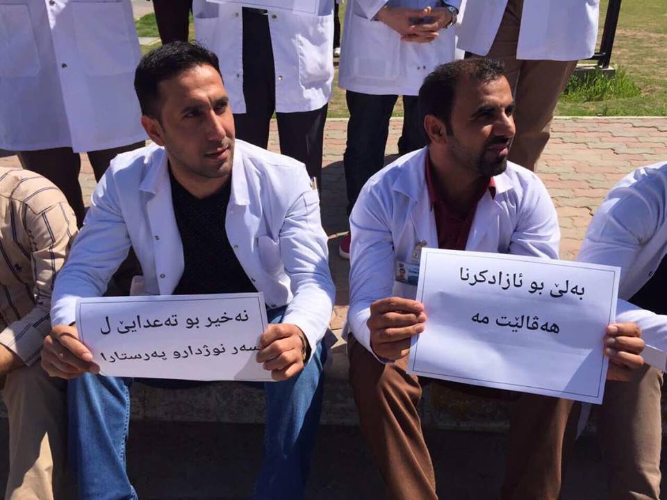بايكۆتى پزيشك و كارمه‌ندانى ته‌ندرووستى ئاكرێ و داوا ده‌كه‌ن ئه‌و نوژدارانه‌ ئازاد بكرێن كه‌ بوونه‌ هۆى بڕينى ده‌ستى منداڵێك.